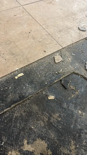 Black bitumen mastic floor removal in a E18 flat